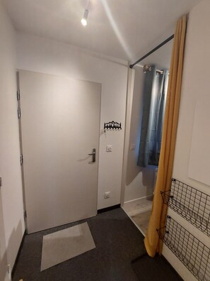 Shower, hair dryer - Apartment 4/5 persons 36 m²- Bois de la Reine (Besse-et-Saint-Anastaise)