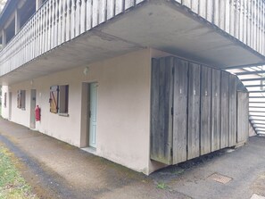 Exterior detail - Apartment 4/5 persons 36 m²- Bois de la Reine (Besse-et-Saint-Anastaise)