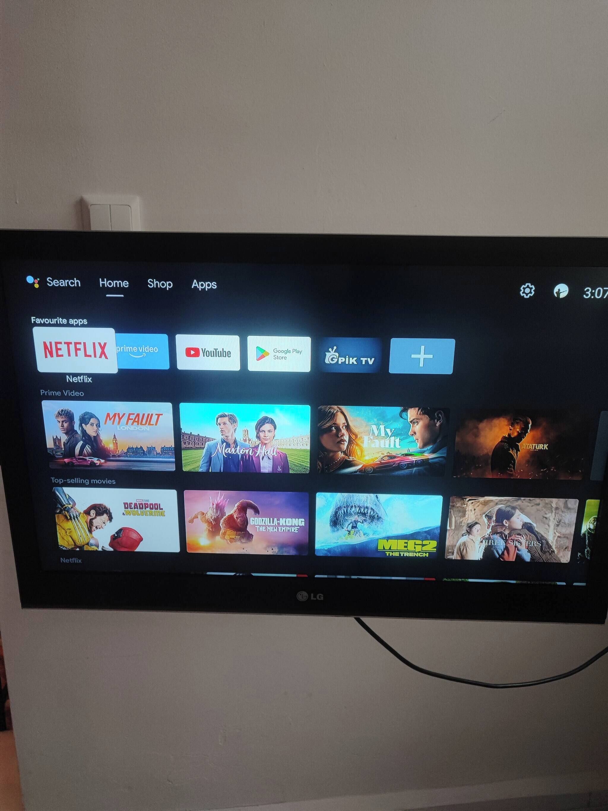 Un écran de télévision affichant l’interface d’un service de diffusion en continu, avec différentes applications et des vignettes de films.