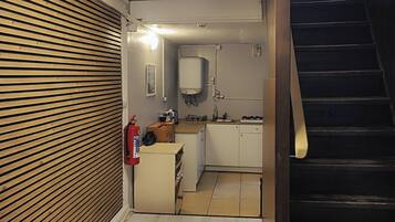 Refrigerador, parrilla de estufa y utensilios de cocina