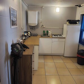 Kühlschrank, Herdplatte, Kochgeschirr/Geschirr/Besteck