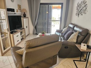 House, 2 Bedrooms, Accessible, Smoking | Living room | Books - Casa Del Sol Rio in Costa Calma (Pajara)