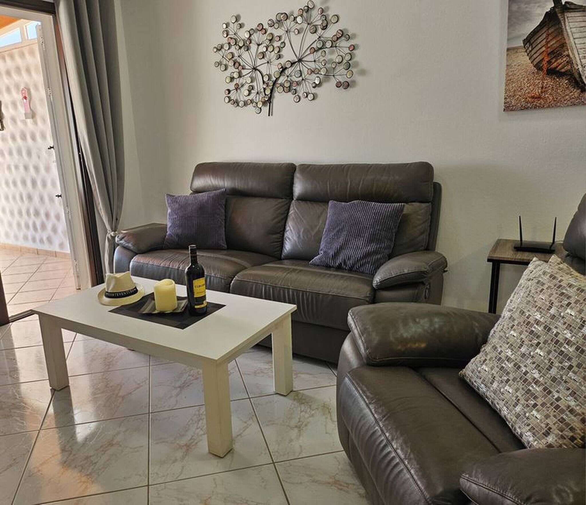 House, 2 Bedrooms, Accessible, Smoking | Living room | Books