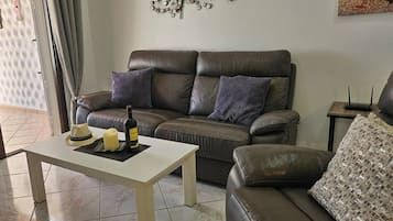 House, 2 Bedrooms, Accessible, Smoking | Living room | Books