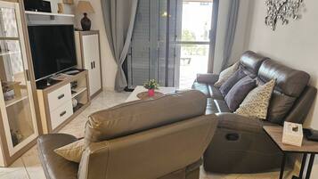 House, 2 Bedrooms, Accessible, Smoking | Living room | Books
