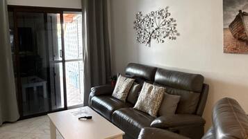 House, 2 Bedrooms, Accessible, Smoking | Living room | Books