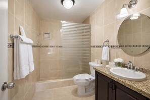 Een douche, handdoeken