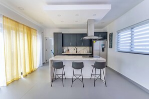 Microwave, oven, stovetop, cookware/dishes/utensils - Modern Luxury Villa in Sosua Ocean Village (Sosúa)