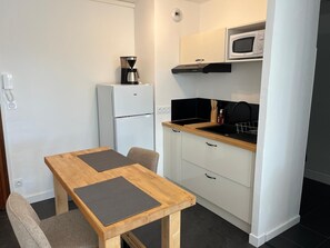 Private kitchen - Vrbo Property (Vannes)