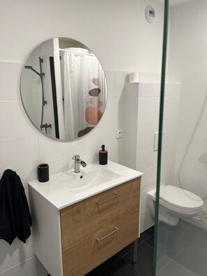 Bathroom - Vrbo Property (Vannes)