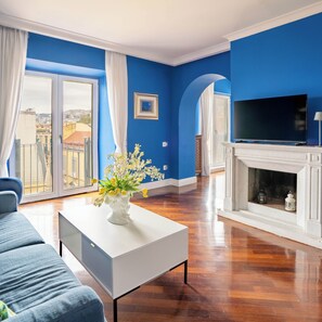 TV, fireplace, books - La Maison Entre Amis! (Naples)