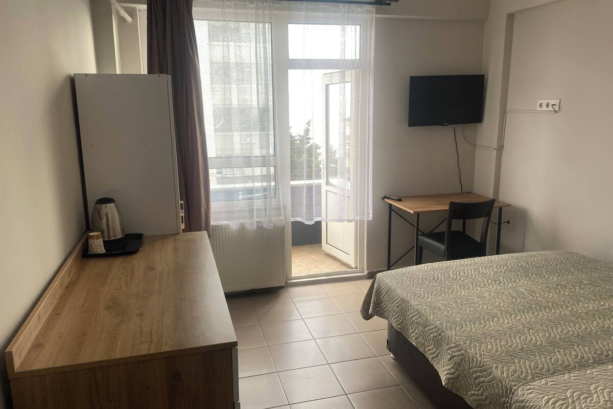 Toetasjesleilighet – classic, balkong, sjøutsikt | Sengetøy av topp kvalitet, skrivebord og skrivebord for bærbar PC