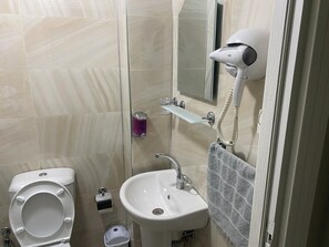 Quarto quádruplo clássico, vista para a praia | Banheiro