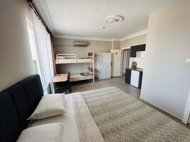Habitación cuádruple clásica, vistas a la playa | Escritorio, espacio para trabajar con un portátil, wifi gratis