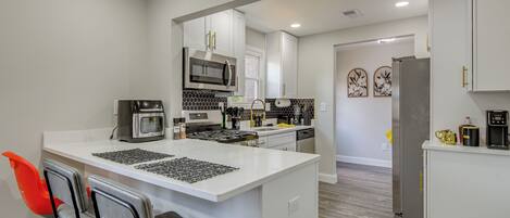 Fridge, microwave, stovetop, dishwasher