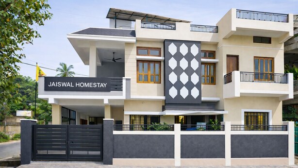 En moderne bygning med to etager, med et skilt, der siger 'Jaiswal Homestay'.