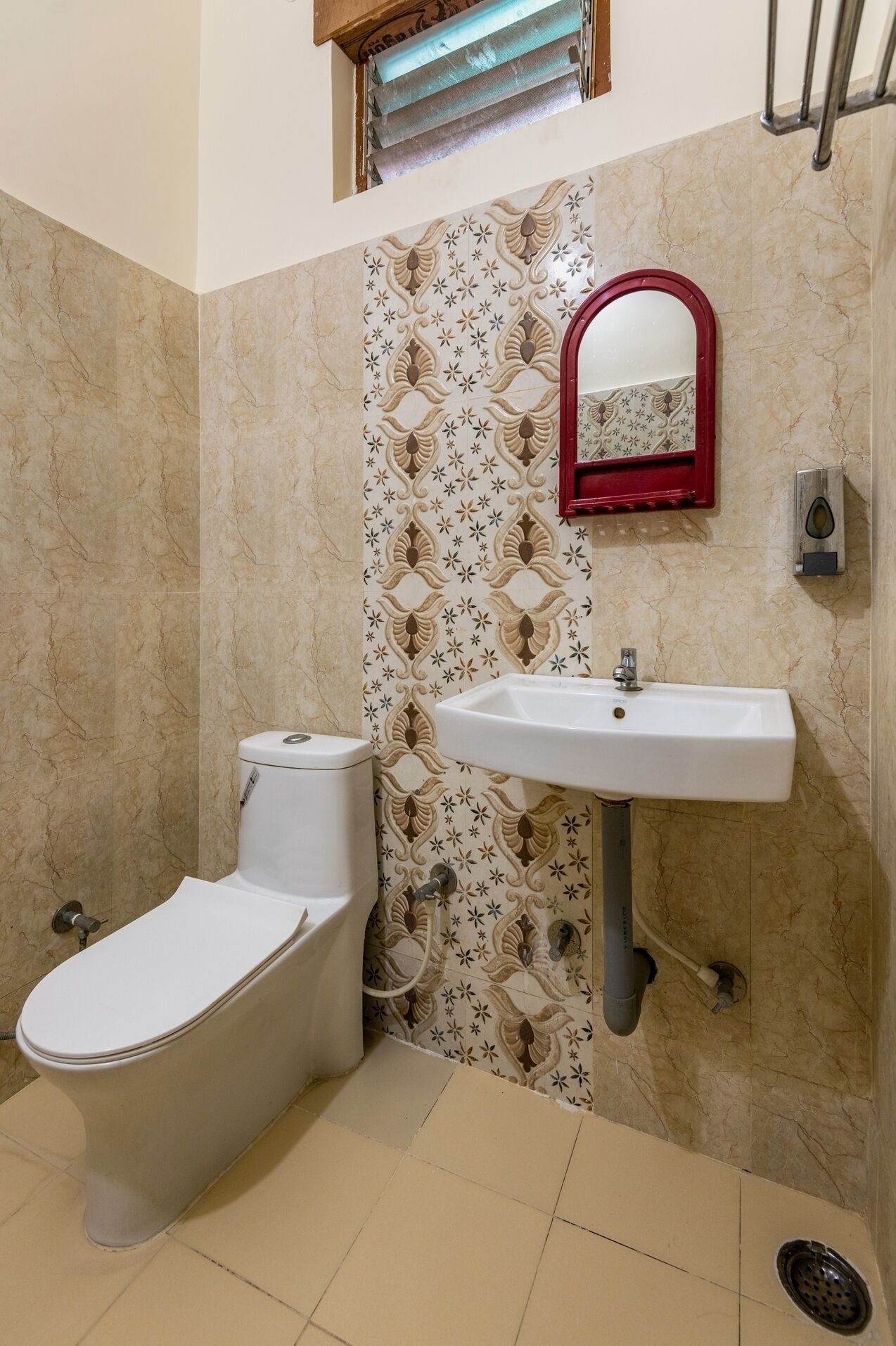 Een douche, een haardroger, handdoeken, zeep
