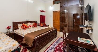 3BHK Air condition-Parking-Kitchen-Pet Friendly at Jaiswal Homestay