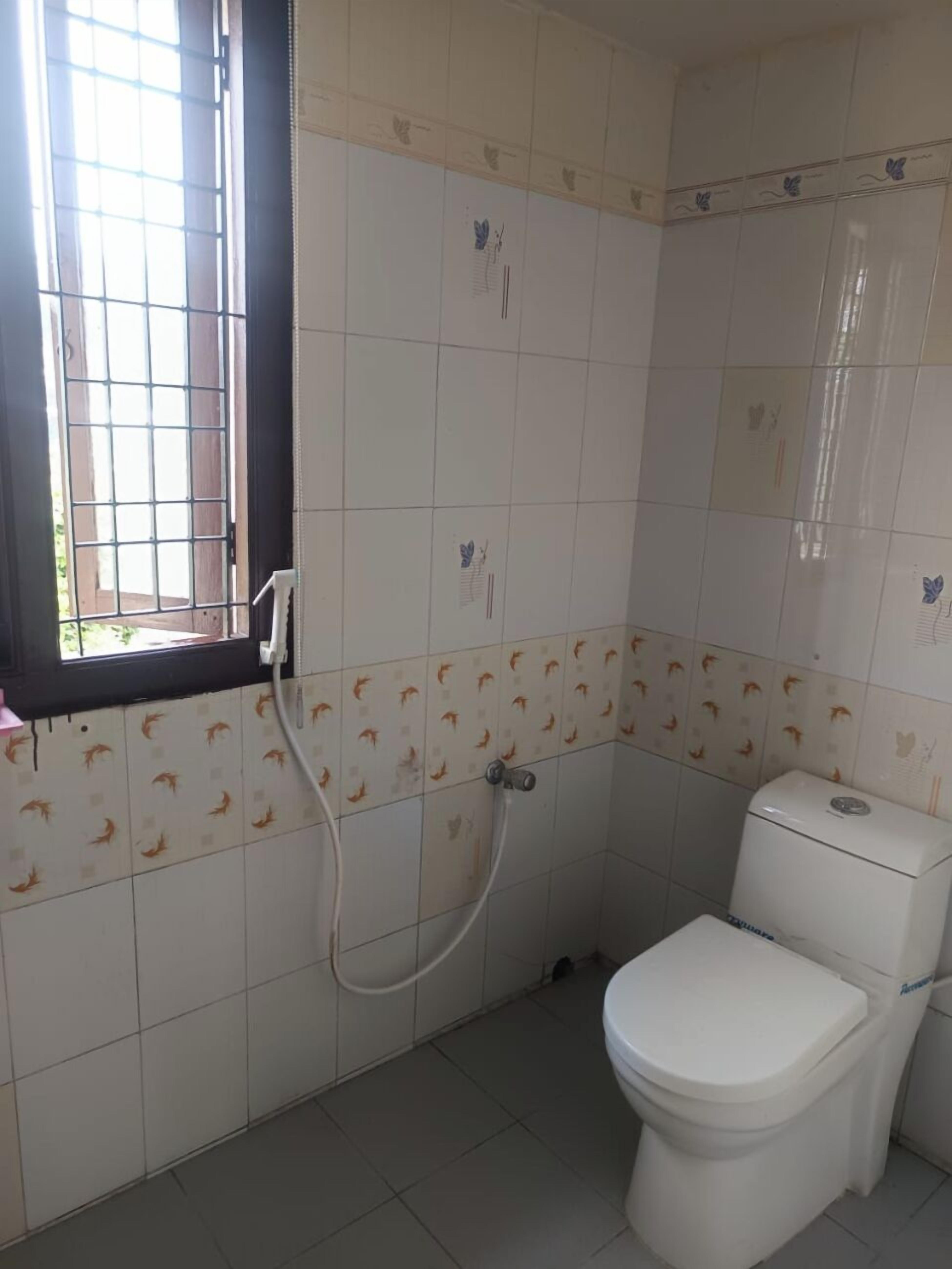 Basic Apartment | Bathroom | Shower, free toiletries, hair dryer, towels