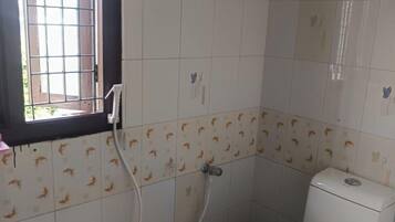 Basic Apartment | Bathroom | Shower, free toiletries, hair dryer, towels