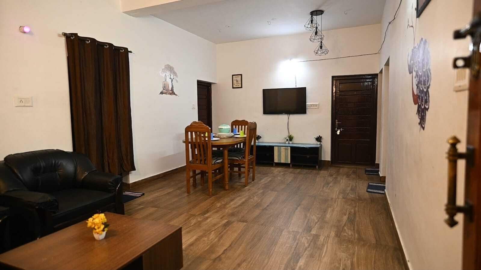 Apartamento básico | Zona de estar | Televisión de pantalla plana de 32 pulgadas con canales por cable