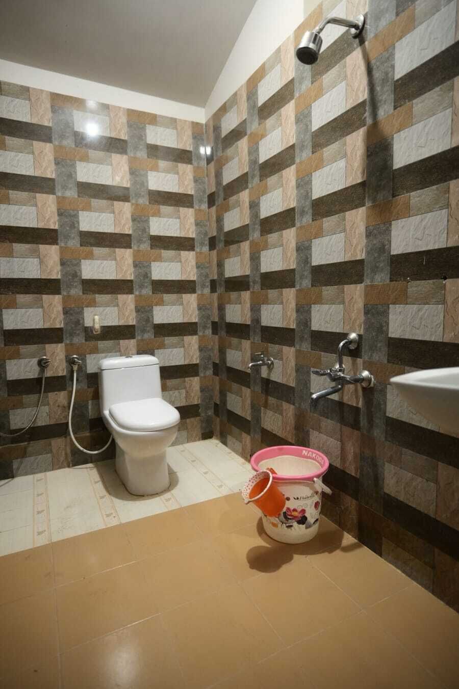 Family Villa | Bathroom | Shower, free toiletries, hair dryer, towels