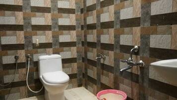 Family Villa | Bathroom | Shower, free toiletries, hair dryer, towels