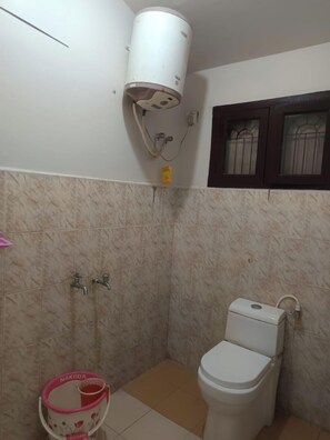 Regadera, amenidades de baño gratuitas, secadora de cabello, toallas 