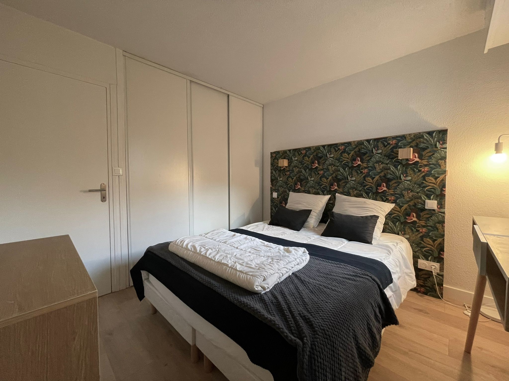1 dormitorio, tabla de planchar con plancha, wifi y ropa de cama
