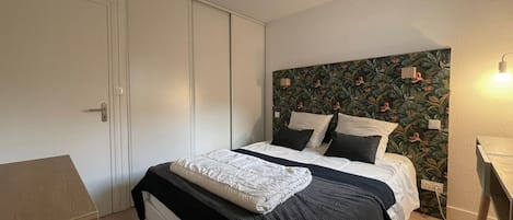 1 habitación, tabla de planchar con plancha, wifi y ropa de cama