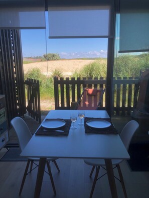 Outdoor dining - Vrbo Property (Lacanau)