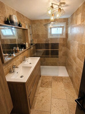 Bathroom - Vrbo Property (Villeneuve-lès-Avignon)