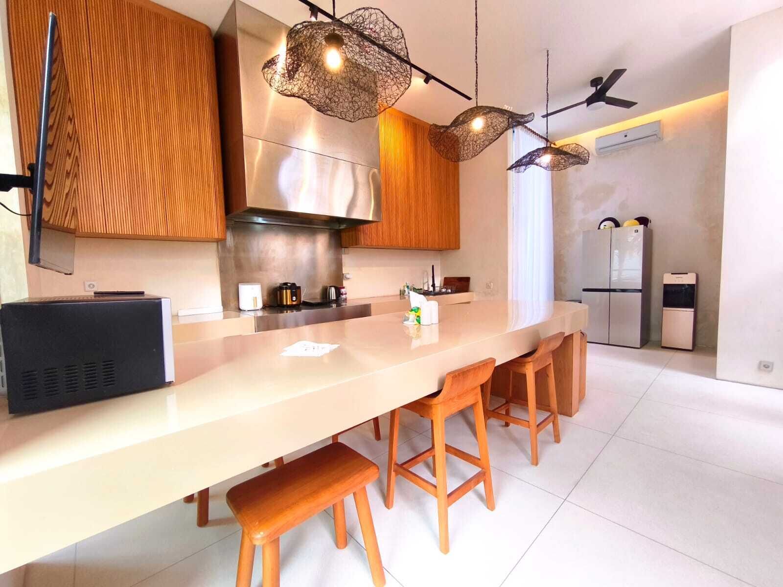 Fridge, stovetop