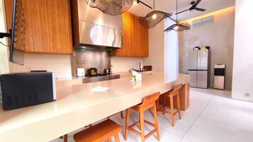 Fridge, stovetop