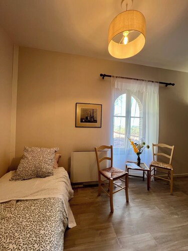 Chambre du levant with 2 single beds and shared bathroom