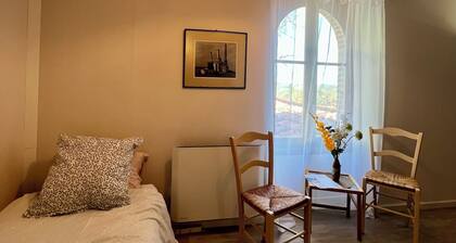Chambre du levant with 2 single beds and shared bathroom