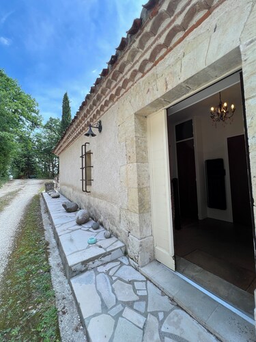 Chambre du levant avec 2 lits simples avec salle de bain partagée