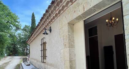 Chambre du levant avec 2 lits simples avec salle de bain partagée