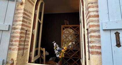 Chambre du levant with 2 single beds and shared bathroom