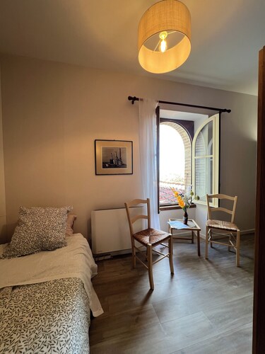 Chambre du levant avec 2 lits simples avec salle de bain partagée