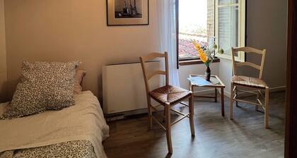 Chambre du levant avec 2 lits simples avec salle de bain partagée