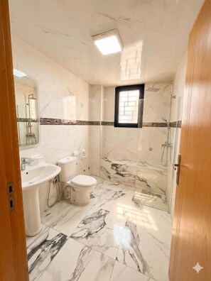 Shower - Golden horizon on the ocean (Sidi Bouzid)