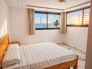 Room - Golden horizon on the ocean (Sidi Bouzid)