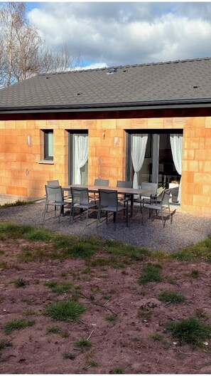 Outdoor dining - Cosy house close to nature, 6/8 people, 10 min from FRAISPERTUIS park (La Bourgonce)