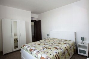 5 bedrooms, travel cot, free WiFi - Villa in Marina Di Ragusa with 5 bedrooms sleeps 13 (Marina Di Ragusa)