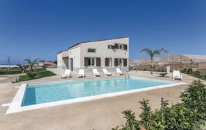 Pool - Villa in Marina Di Ragusa with 5 bedrooms sleeps 13 (Marina Di Ragusa)
