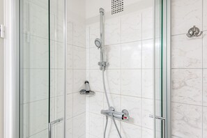 Douche, sèche-cheveux, serviettes fournies