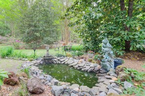 Property grounds - Pool Access! Cozy Couple's Getaway in Kilmarnock (Kilmarnock)