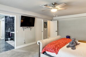3 bedrooms, desk, iron/ironing board, Internet - Vegas Getaway w/ Extra-Deep Pool, 5 Mi to Strip! (Las Vegas)