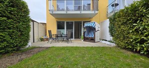 Outdoor dining - Vacation apartment KWi 53 ground floor - "Ostwind" - Holiday apartment "Ostwind" with terrace and (Gelbensande)